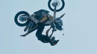 Libor Podmol skáče salto na dakarské motorce
