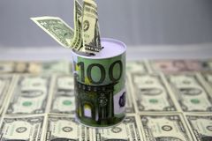 Koruna je k dolaru nejsilnější za poslední téměř tři roky, americkou měnu srazila i raketa z KLDR
