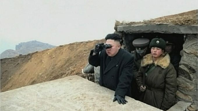Severokorejský vůdce Kim Čong-un vykukuje z bunkru (záběr severokorejské státní televize)