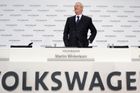 Německá prokuratura podezírá bývalého šéfa Volkswagenu z podvodu kvůli emisím