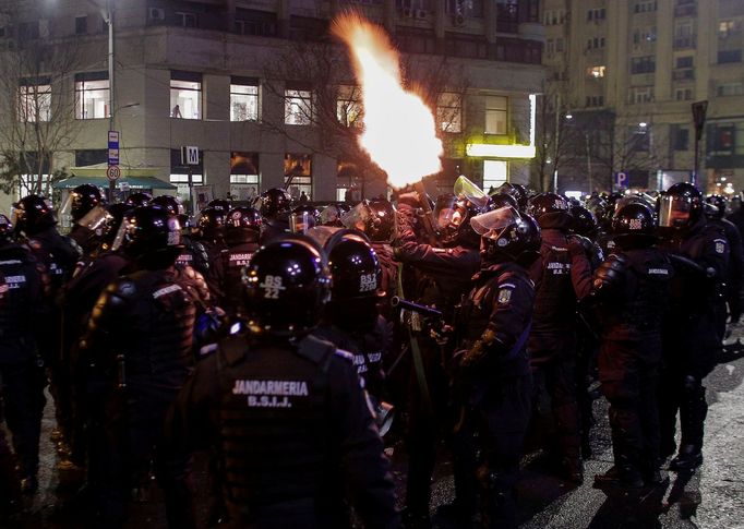 V rumunské metropoli Bukurešť protestují desetitisíce lidí proti kroku levicové vlády, která se rozhodla omilostnit stovky vězňů.