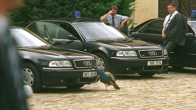Koloděje pamatují hodně. (Vládní řidiči mají dlouhou chvíli, archivní foto z roku 2004, za Špidlovy vlády.)