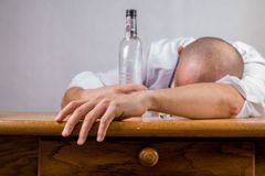 Češi podceňují následky pití alkoholu. Že může vést k rakovině prsu, ví jen třetina