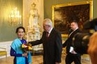 Su Ťij je v Praze vůbec poprvé, pozvali ji organizátoři konference Forum 2000, kterou v neděli zahájila. Kromě Zemana se Su Ťij setká také s ministrem zahraničí Janem Kohoutem.