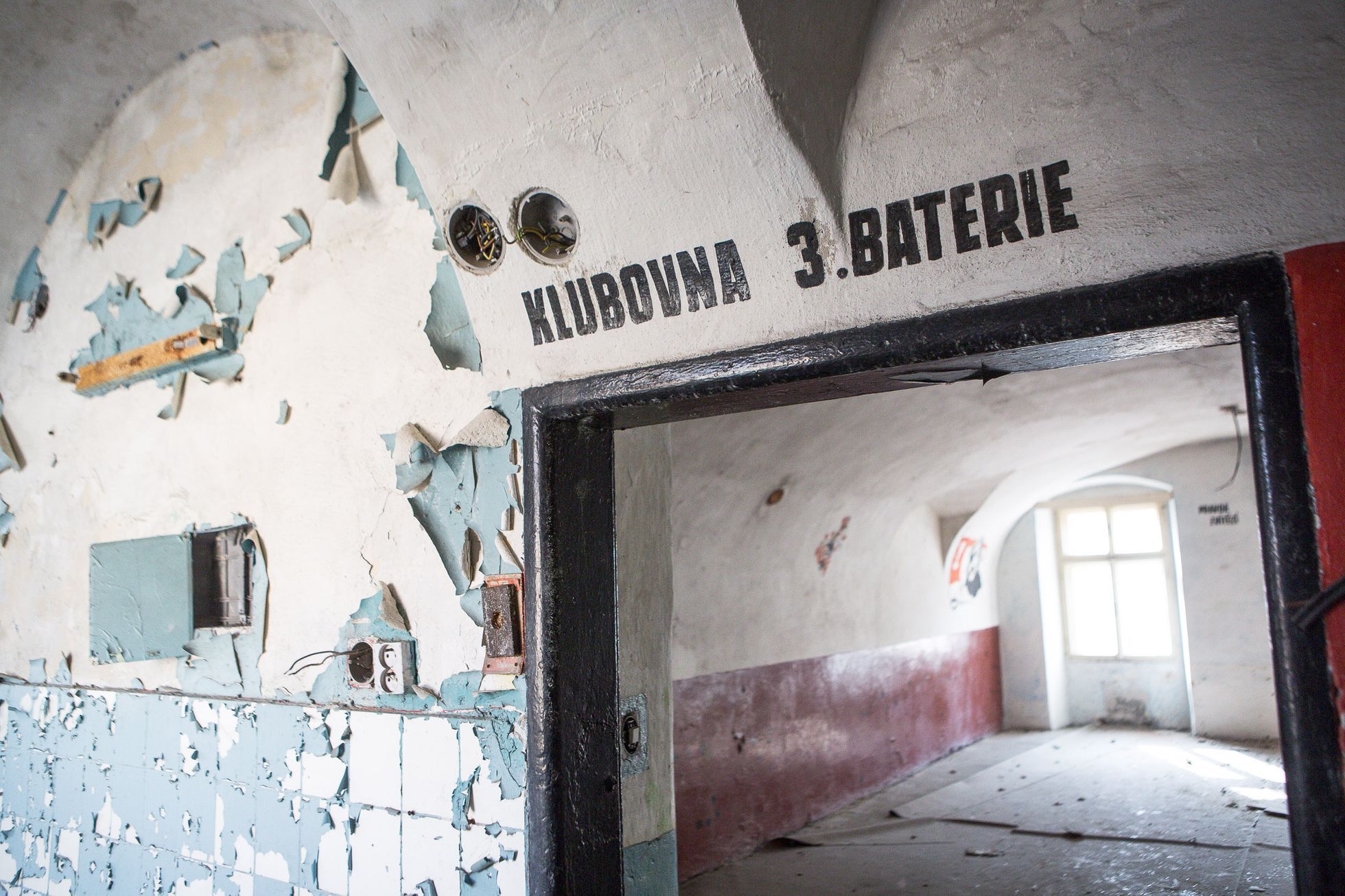 Chátrající Velká pevnost Terezín, kasárna, hradby
