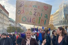 "Česko proti strachu". V Praze se sešly desetitisíce lidí na podporu vlády i Ukrajiny