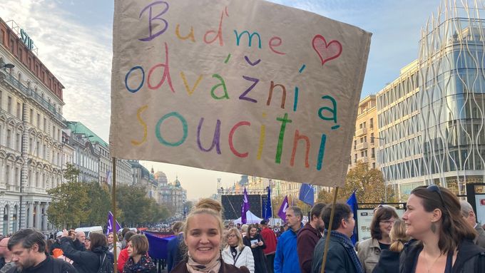 Klára Pešková přišla na manifestaci s nápisem "Buďme odvážní a soucitní". V rozhovoru vysvětluje, proč přišla a proč s takovým nápisem.