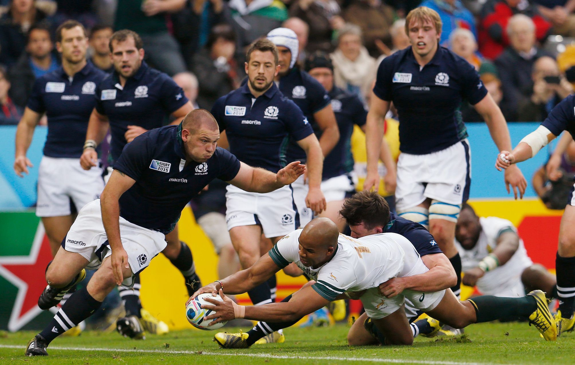 Jihoafrická republika proti Skotsku na MS v rugby 2015 (JP Pietersen pokládá druhou Jihoafrickou pětku v zápase)