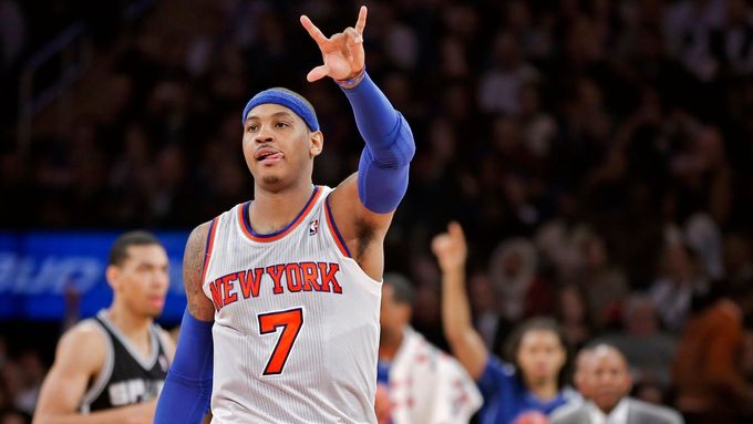 Největší hvězda Knicks Carmelo Anthony se raduje z výhry