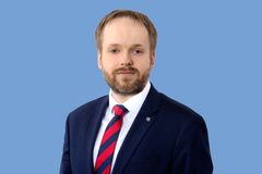Rozklad ČSSD, pročínský ministr. Opozice kritizuje výběr Kulhánka do čela diplomacie