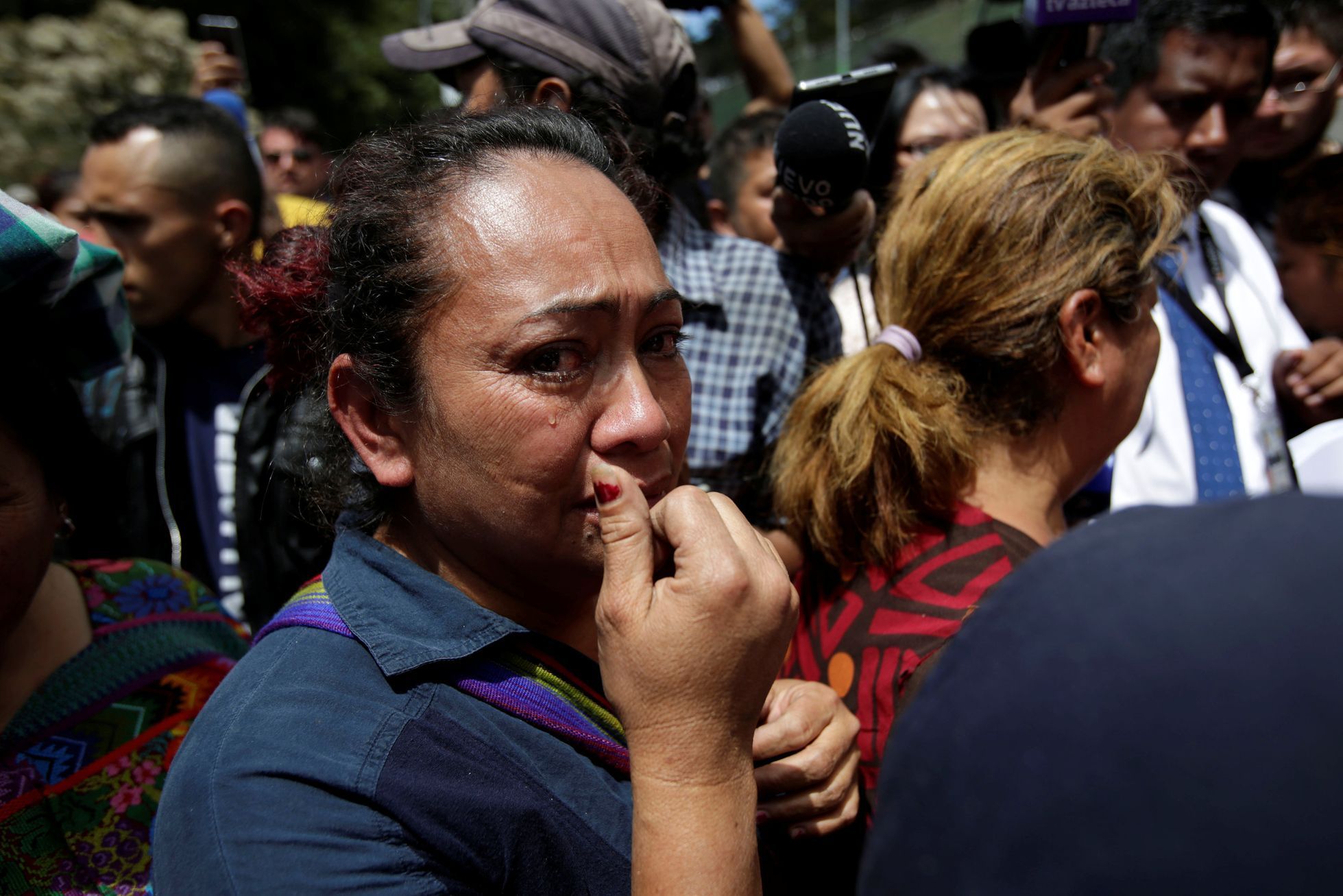 Příbuzní obětí požáru v sociálním ústavu v Guatemale.