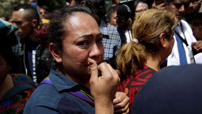 Příbuzní obětí požáru v sociálním ústavu v Guatemale.