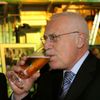 Václav Klaus pije pivo