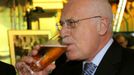 Spolu s představiteli pivovaru přestřihl pásku prezident Václav Klaus. Předtím si na to dal pivo. Hned dvě sklenky.