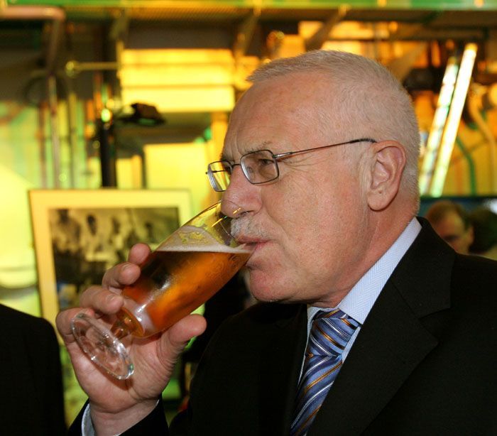 Václav Klaus pije pivo