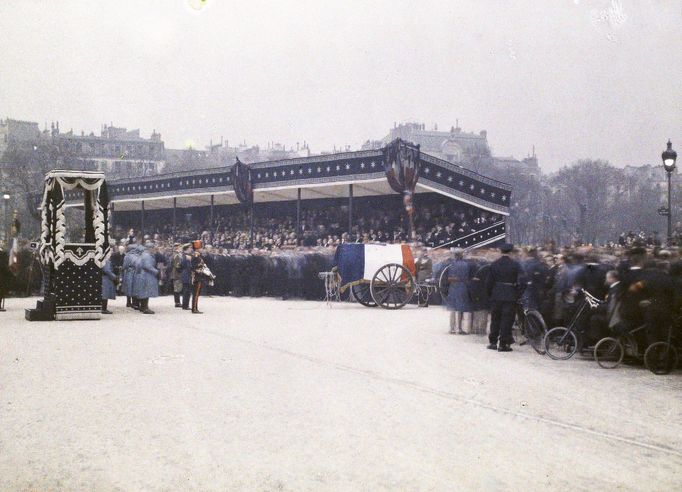 Pohřeb maršála Focha na náměstí Invalidů v Paříži v roce 1929.