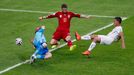 Chile's Eduardo Vargas (R) shoots to score past Spain's Iker Casillas (L) and Sergio Ramos during their 2014 World Cup Group B soccer match at the Maracana stadium in Rio