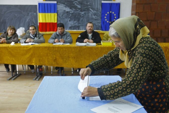 Žena vhazuje volební lístek do urny ve městě Gostinari