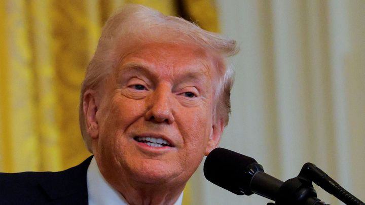 USA zavedly cla Kanadě, Mexiku a Číně. Peking a Ottawa reagují odvetou