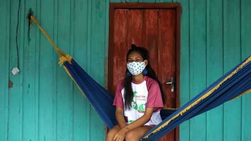 Domorodá žena kmene Kambeba v Brazílii čeká na výsledky testu na koronavirus.