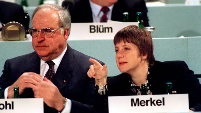 Helmut Kohl s Angelou Merkelovou na archivním snímku.