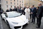 Papež dostal Lamborghini, řídit ho ale nebude. Auto jen podepsal a poslal do dražby