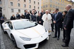 Papež František s Lamborghini Huracán.