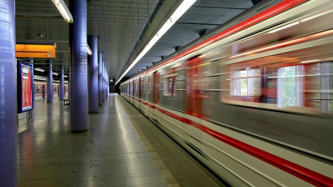 Ze současné konečné stanice Zličín (na snímku) by vlaky měly pokračovat do nové stanice Depo Zličín