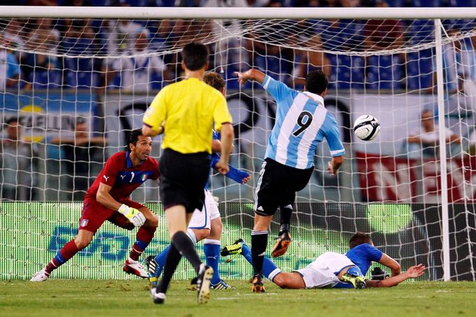 Fotbal, Itálie - Argentina: Gonzalo Higuaín (9) dává gól