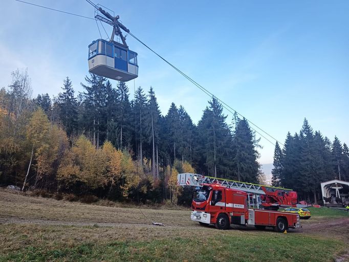 Všechny osoby z dolní kabinky lanovky byly bez zranění evakuovány.