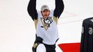 Hvězda Pittsburghu Jevgenij Malkin zvedá povítězství v semifinále play off Conn Smythe Trophy pro nejužitečnějšího hráče play off NHL.