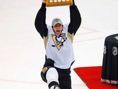 Hvězda Pittsburghu Jevgenij Malkin zvedá povítězství v semifinále play off Conn Smythe Trophy pro nejužitečnějšího hráče play off NHL.