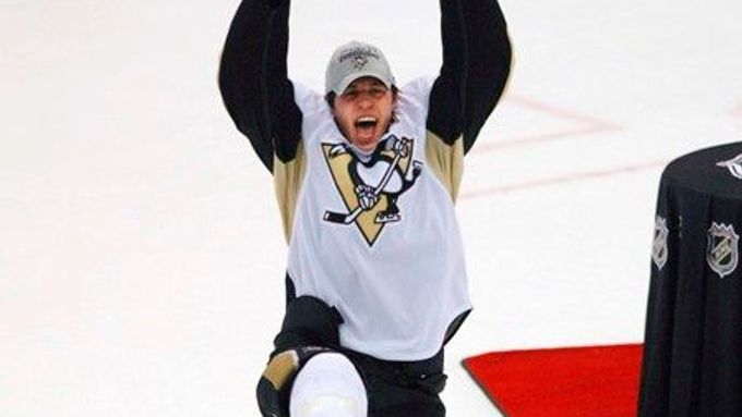 Hvězda Pittsburghu Jevgenij Malkin zvedá povítězství v semifinále play off Conn Smythe Trophy pro nejužitečnějšího hráče play off NHL.