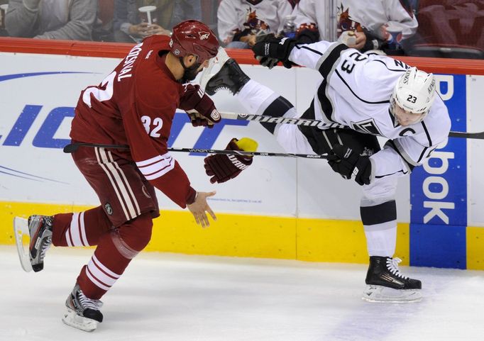 Michal Rozsíval ztrácí rukavici v utkání s Los Angeles