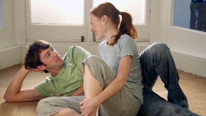 Jste mladý manželský pár a chcete si co nejvýhodněji pořídit nové bydlení? Je lepší vzít si

hypotéku, nebo se spolehnout na stavební spoření. Jaký typ úvěru a splátek zvolit?