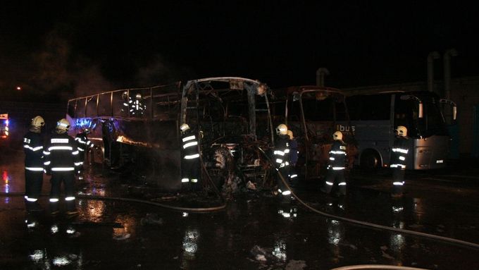 Oheň zcela zničil jeden autobus, druhý zasáhl částečně.