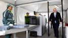 Mayor of London, Boris Johnson, passes through a security check during his visit to the 2012 Olympic Park in London July 12, 2012. REUTERS/Scott Heavey/Pool (BRITAIN - Tags: POLITICS SPORT OLYMPICS SOCIETY) Published: Čec. 12, 2012, 3:20 odp.