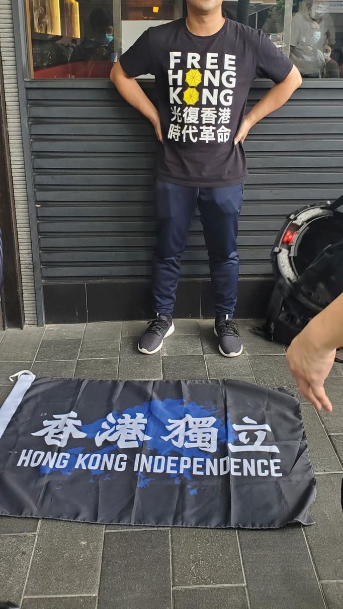 Nový národně bezpečnostní zákon dává Číně možnost potrestat opozici a demonstranty v Hongkongu. Tisíce lidí přesto protestují.