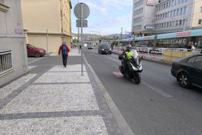 Motorkáři v pruhu pro cyklisty? "Když je smete auto, vina je na nich," říká právník