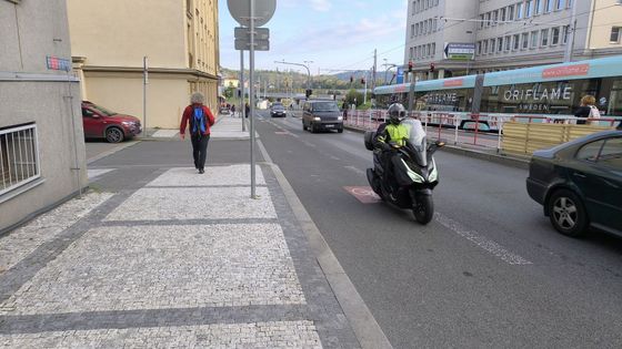 Motorkáři v pruhu pro cyklisty? Právník vysvětluje, jak je to v případě nehody