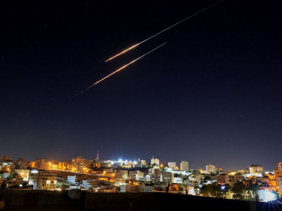Rakety odpálené z Íránu na Izrael pozorované z města Hebron na západním břehu. 19. června 2025.