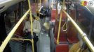 Muž vytáhl v autobusu zbraň a ohrožoval cestující. Incident zachytilo video.