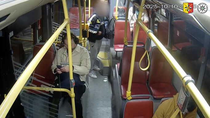 Muž vytáhl v autobusu zbraň a ohrožoval cestující. Incident zachytilo video.