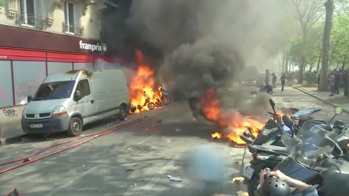 Žluté vesty opět vyrazily do pařížských ulic. Tentokrát hořely motorky.