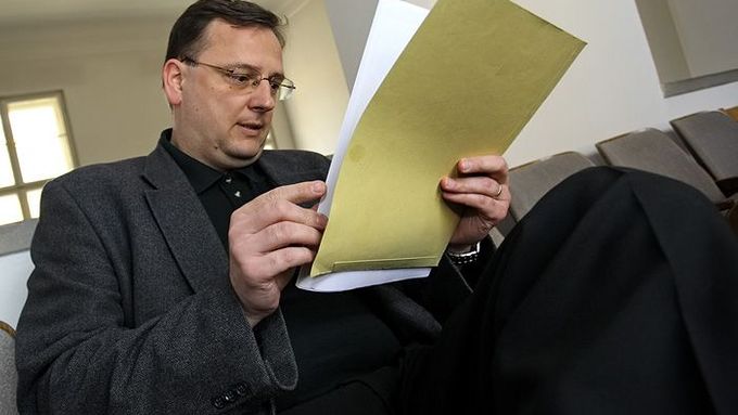 Ministr práce a sociálních věcí Petr Nečas na chodbě okresního soudu.