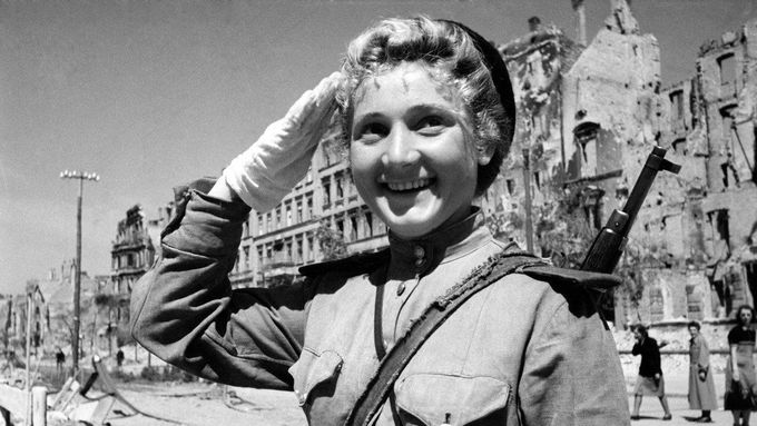 Na snímku z 1. května 1945 v Berlíně salutuje sovětská vojačka.