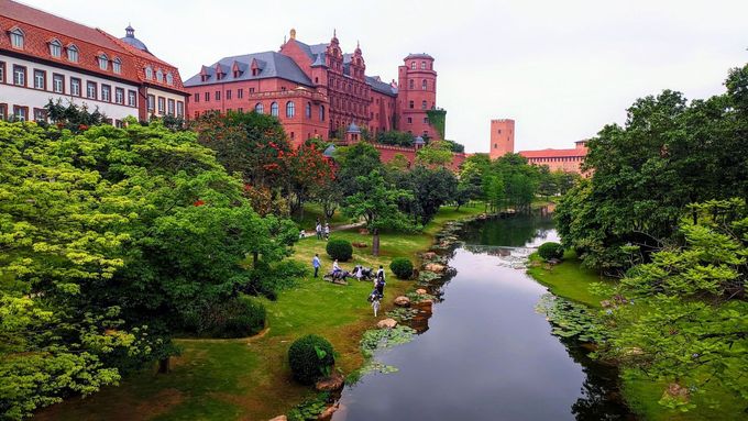 Areál, který pro svých 25 tisíc výzkumníků a vývojářů společnost Huawei postavila, vyšel zhruba na 1,5 miliardy dolarů.