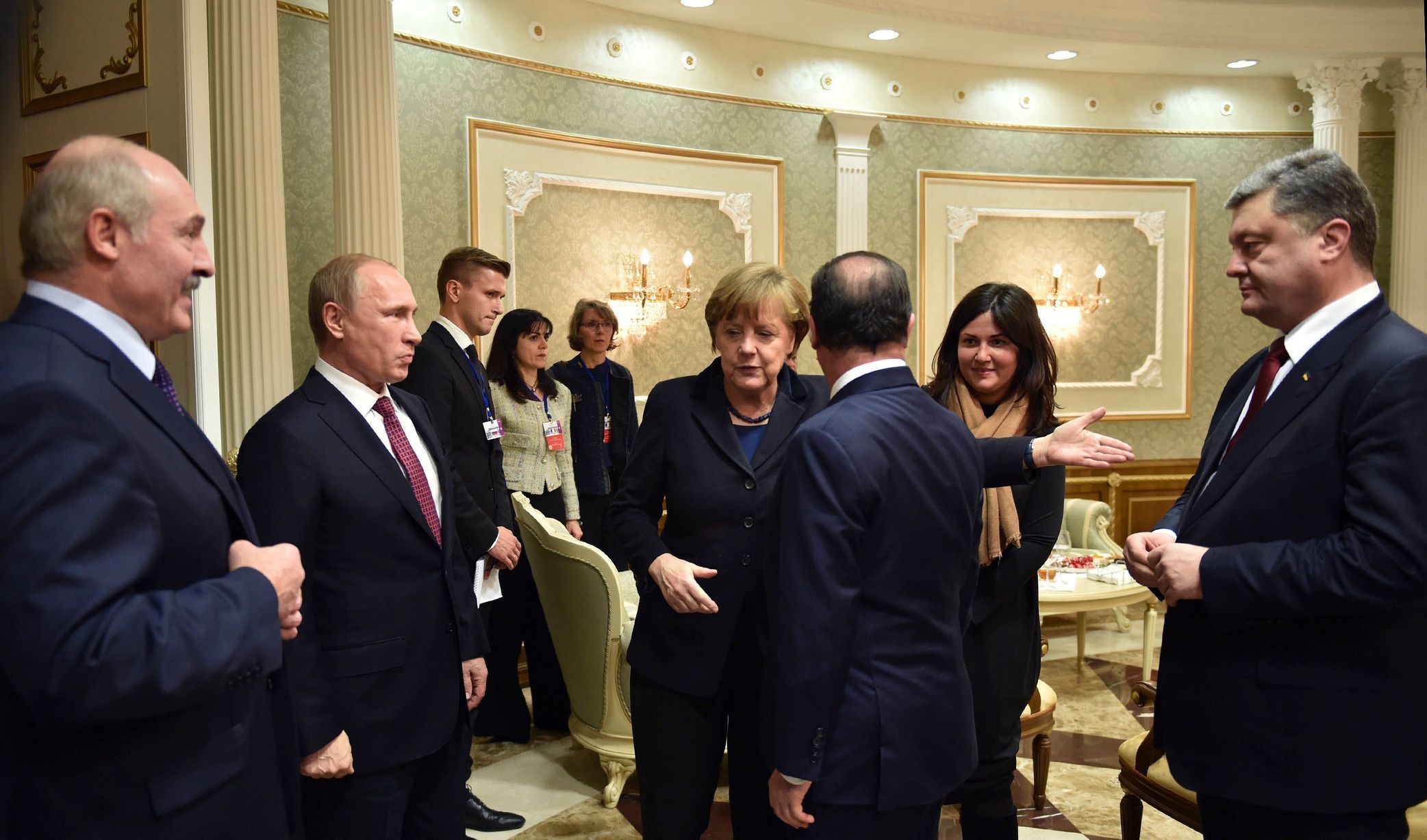 Lukašenko, Putin, Merkelová, Hollande a Porošenko těsně před začátkem rozhovorů v Minsku.