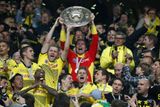 V Německu oslavuje double Borussia Dortmund, která nejen že obhájila loňský titul, ale dokázala ve finále poháru deklasovat Bayern Mnichov  5:2.