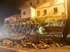 U Lokte na Sokolovsku se zřítila opěrná zeď u domu v části Údolí. Kameny a hlína zasypaly silnici mezi Loktem a Horním Slavkovem.